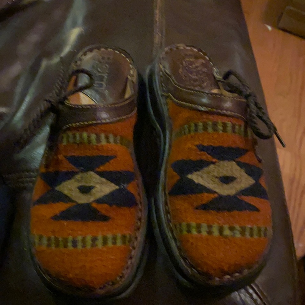 Born adorable shoes handcrafted in Mexico w leather upper & linings.  EUC!
